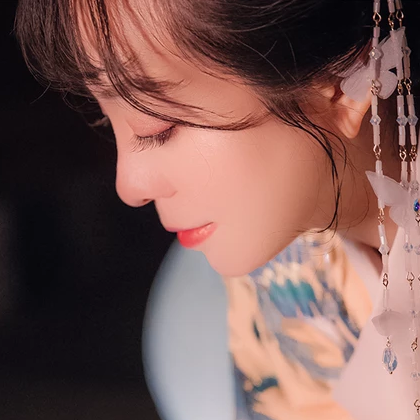 月夜帶團(tuán)扇女生頭像，唯美古風(fēng)真人頭像