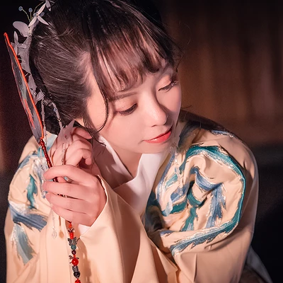 月夜帶團(tuán)扇女生頭像，唯美古風(fēng)真人頭像