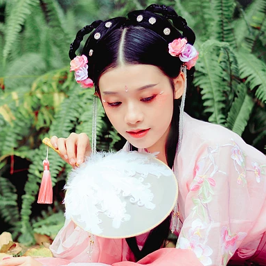 粉衣少女心帶團(tuán)扇女生頭像，唯美古風(fēng)真人頭像
