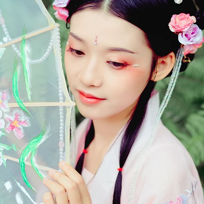 粉衣少女心帶團(tuán)扇女生頭像，唯美古風(fēng)真人頭像