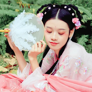 粉衣少女心帶團(tuán)扇女生頭像，唯美古風(fēng)真人頭像