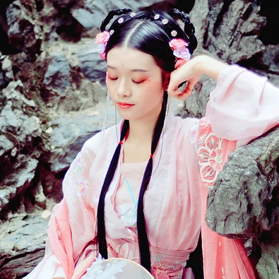 粉衣少女心帶團(tuán)扇女生頭像，唯美古風(fēng)真人頭像