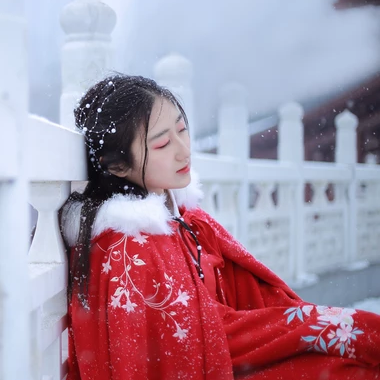 雪飄飄紅衣帶傘女生頭像，唯美古風真人頭像