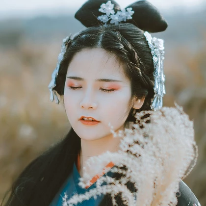 蘆葦飄揚(yáng)女生頭像，唯美古風(fēng)真人頭像