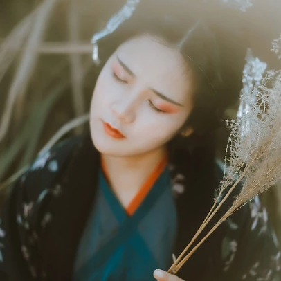 蘆葦飄揚(yáng)女生頭像，唯美古風(fēng)真人頭像