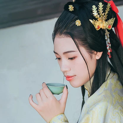 樹(shù)蔭帶團(tuán)扇女生頭像，唯美古風(fēng)真人頭像