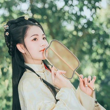 樹(shù)蔭帶團(tuán)扇女生頭像，唯美古風(fēng)真人頭像