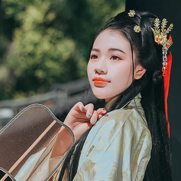 樹(shù)蔭帶團(tuán)扇女生頭像，唯美古風(fēng)真人頭像