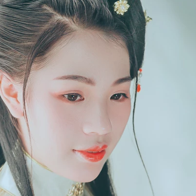 樹(shù)蔭帶團(tuán)扇女生頭像，唯美古風(fēng)真人頭像