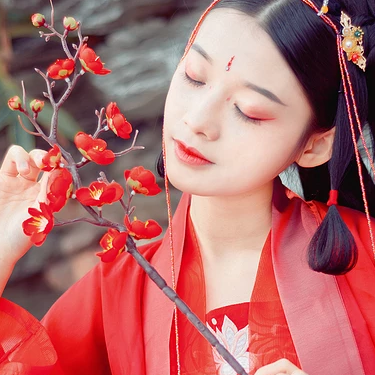 紅梅紅衣女生頭像，唯美古風(fēng)真人頭像