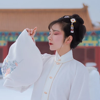 白衣白雪帶傘女生頭像，唯美古風真人頭像