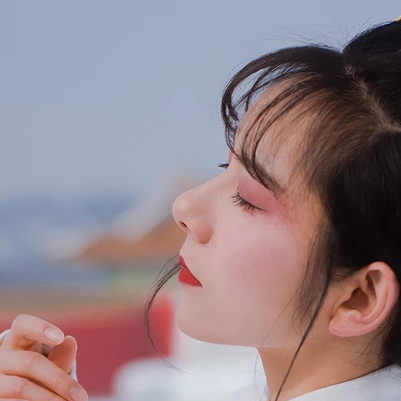 白衣白雪帶傘女生頭像，唯美古風真人頭像