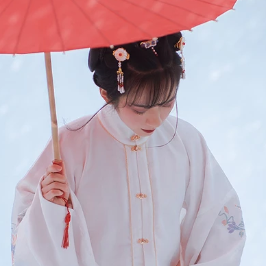 白衣白雪帶傘女生頭像，唯美古風真人頭像