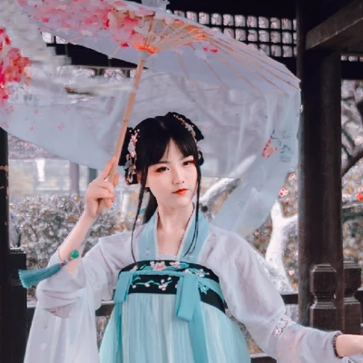 翩翩仙舞帶傘女生頭像，唯美古風(fēng)真人頭像