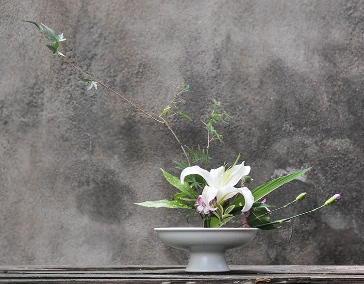 小清新插花藝術：白色創(chuàng)意陶瓷花器插花