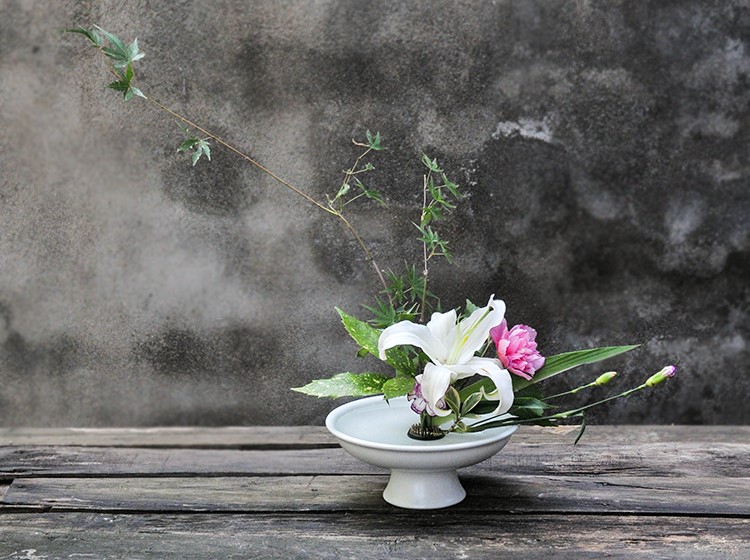 小清新插花藝術：白色創(chuàng)意陶瓷花器插花