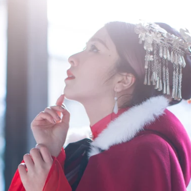 紅衣白雪女生頭像，唯美古風(fēng)真人頭像