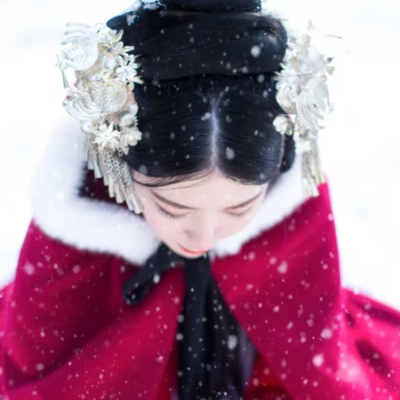 紅衣白雪女生頭像，唯美古風(fēng)真人頭像