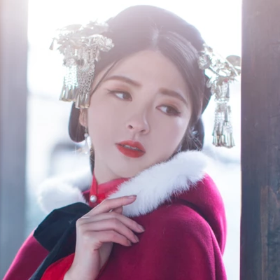 紅衣白雪女生頭像，唯美古風(fēng)真人頭像