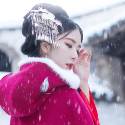 紅衣白雪女生頭像，唯美古風(fēng)真人頭像