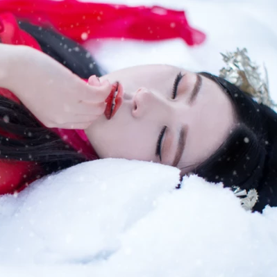 紅衣白雪女生頭像，唯美古風(fēng)真人頭像