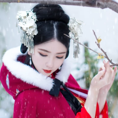 紅衣白雪女生頭像，唯美古風(fēng)真人頭像