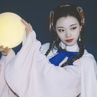 月色下拿燈女生頭像，唯美古風(fēng)真人頭像