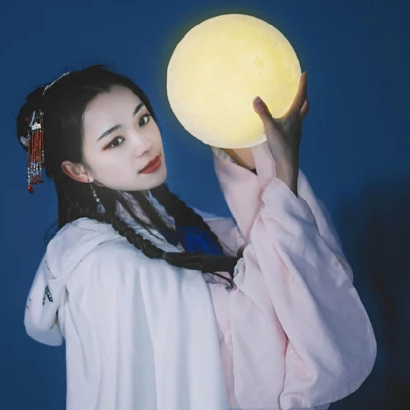 月色下拿燈女生頭像，唯美古風(fēng)真人頭像