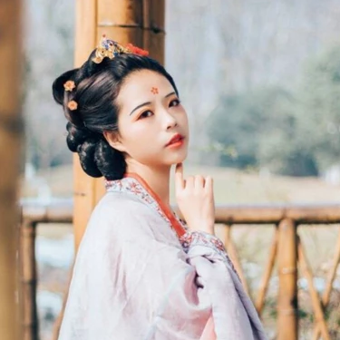 古典梅花妝女生頭像，唯美古風(fēng)真人頭像