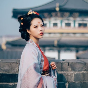 古典梅花妝女生頭像，唯美古風(fēng)真人頭像