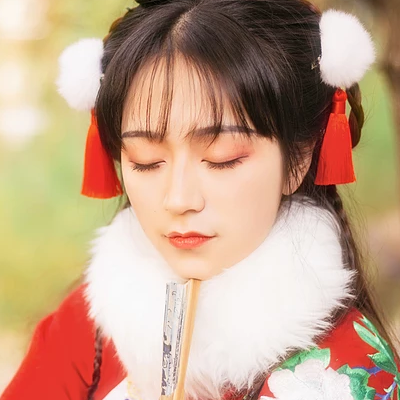 俏皮可愛帶折扇女生頭像，唯美古風真人頭像