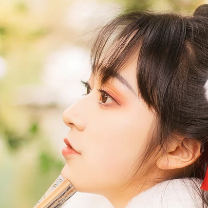 俏皮可愛帶折扇女生頭像，唯美古風真人頭像