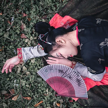 山茶花帶折扇女生頭像，唯美古風(fēng)真人頭像