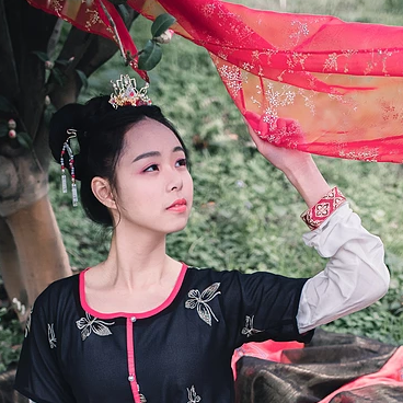 山茶花帶折扇女生頭像，唯美古風(fēng)真人頭像