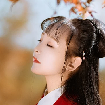 楓葉紅衣女生頭像，唯美古風(fēng)真人頭像