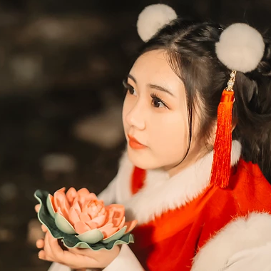 新春吉祥拿福女生頭像，蓮花燈唯美古風(fēng)頭像