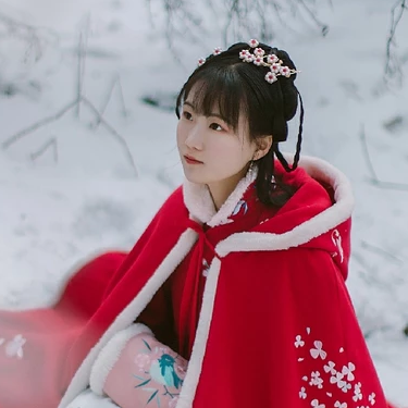 冰雪天地紅衣女生頭像，唯美古風(fēng)真人頭像