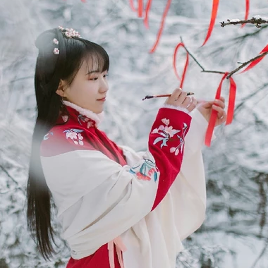 冰雪天地紅衣女生頭像，唯美古風(fēng)真人頭像