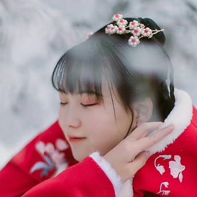 冰雪天地紅衣女生頭像，唯美古風(fēng)真人頭像