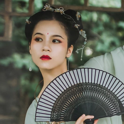 嬌艷帶折扇女生頭像，唯美古風(fēng)真人頭像