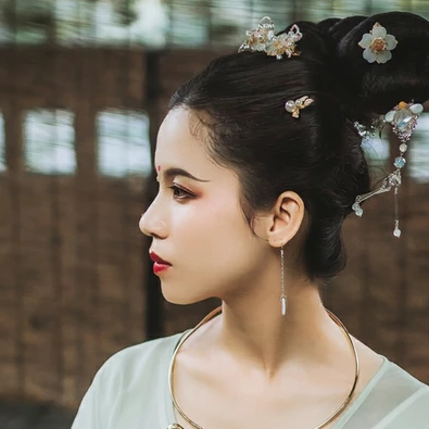 嬌艷帶折扇女生頭像，唯美古風(fēng)真人頭像