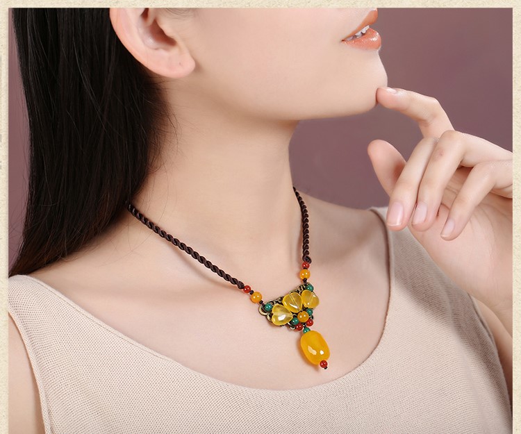 黃色古風(fēng)鎖骨鏈，氣質(zhì)復(fù)古項(xiàng)鏈?zhǔn)罪? src="/wenxue/d/file/bigpic/190404/04/13-1P224160508.jpg" / data-aPVE="HXEntu"><br / data-vH5l="2f1vMI">
	<img alt=