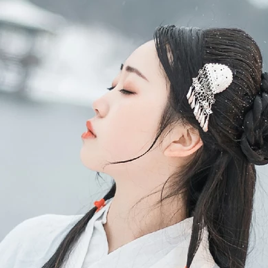 白衣素雪帶傘女生頭像，唯美古風(fēng)真人頭像