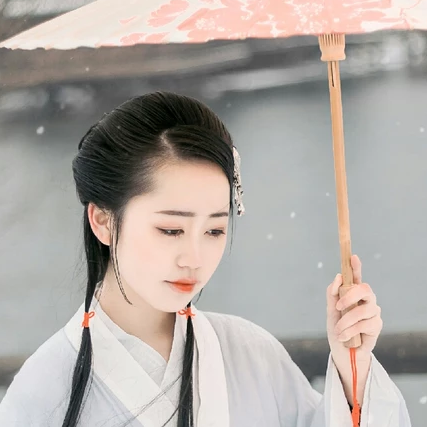 白衣素雪帶傘女生頭像，唯美古風(fēng)真人頭像
