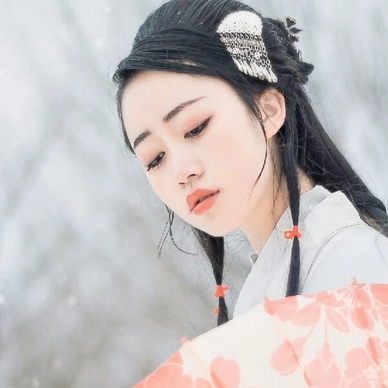 白衣素雪帶傘女生頭像，唯美古風(fēng)真人頭像