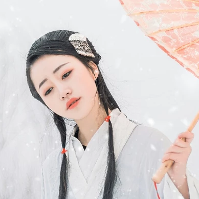 白衣素雪帶傘女生頭像，唯美古風(fēng)真人頭像