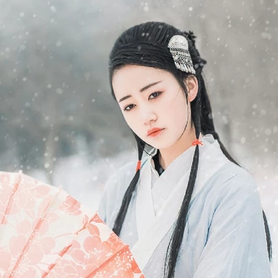 白衣素雪帶傘女生頭像，唯美古風(fēng)真人頭像
