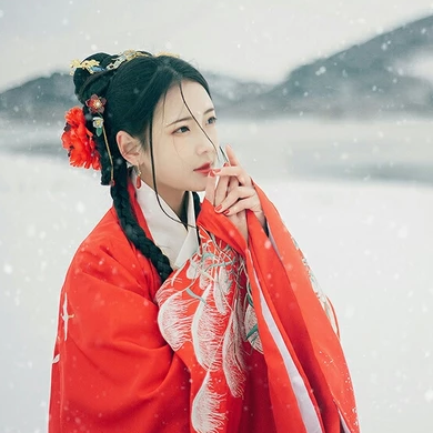冷艷紅衣白雪女生頭像，唯美古風(fēng)真人頭像