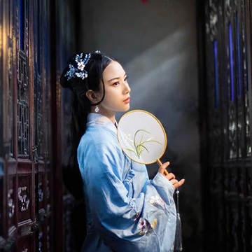 古典藍(lán)衣帶團(tuán)扇女生頭像，唯美古風(fēng)真人頭像