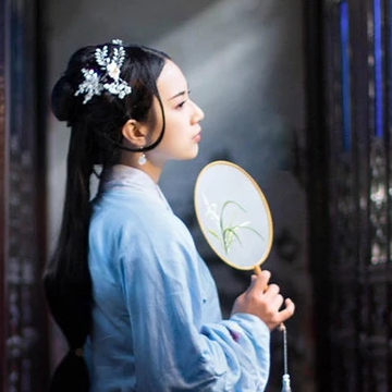 古典藍(lán)衣帶團(tuán)扇女生頭像，唯美古風(fēng)真人頭像